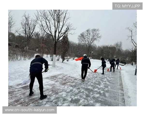 严寒中门将手套结冰，比赛多次中断融雪