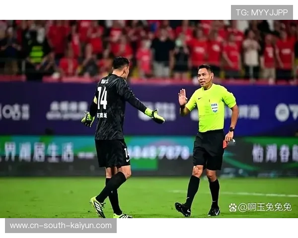 主裁判出示红牌，VAR复核后降为黄牌