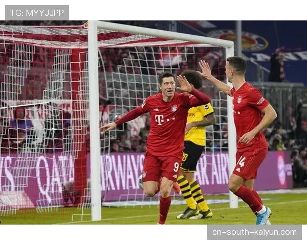 特写：告别时刻，即将退役的莱万多夫斯基重返安联球场接受致敬